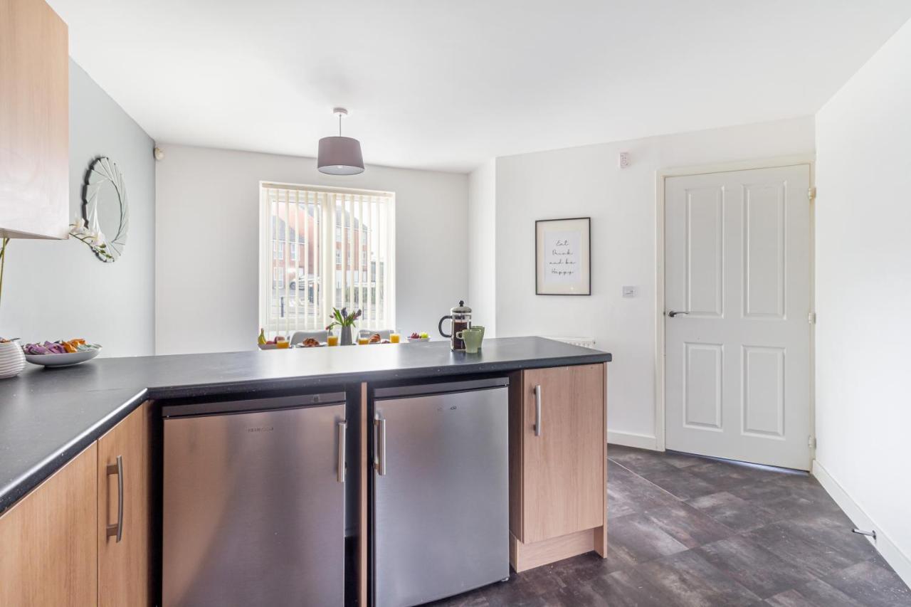 Liberty House - Perfect For Contractors - 2 Off-Road Parking Spaces Wolverhampton Exteriör bild