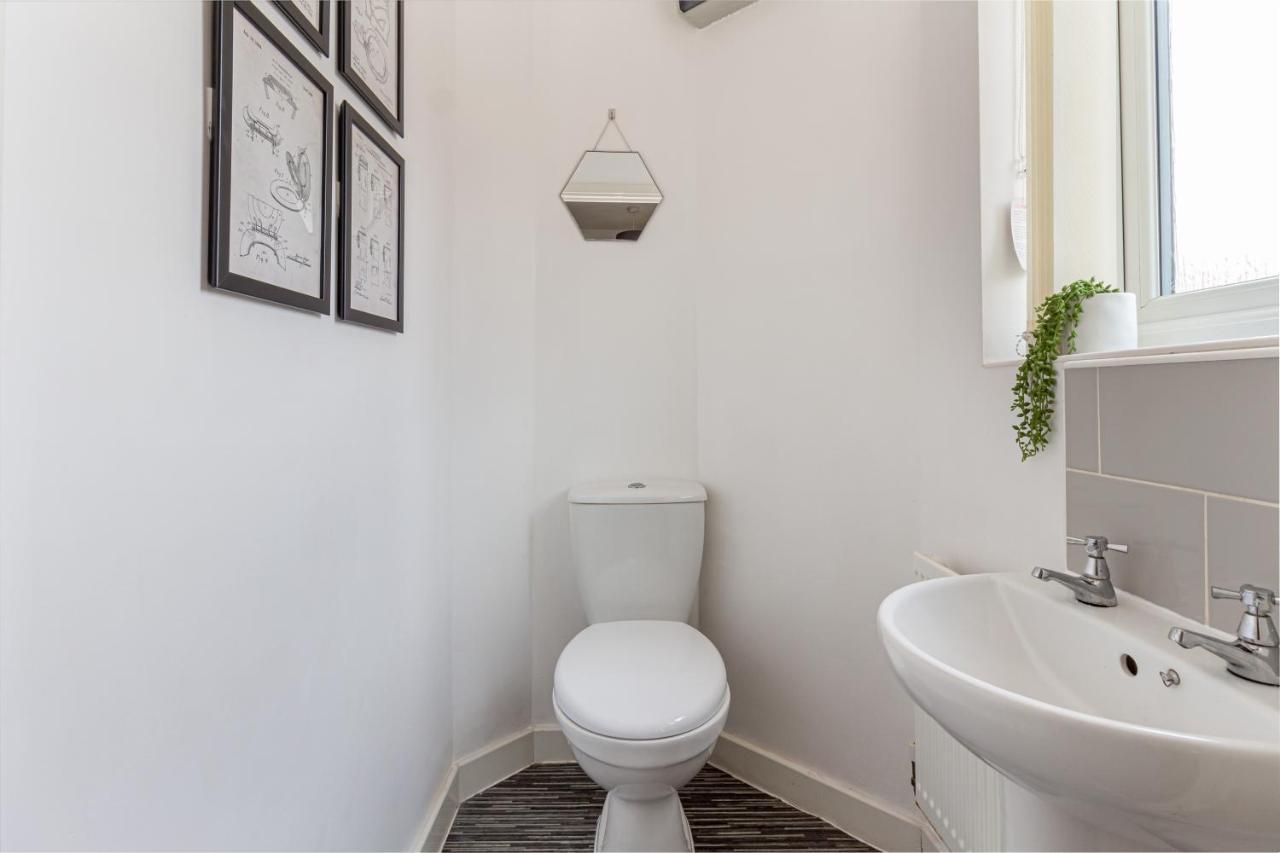 Liberty House - Perfect For Contractors - 2 Off-Road Parking Spaces Wolverhampton Exteriör bild