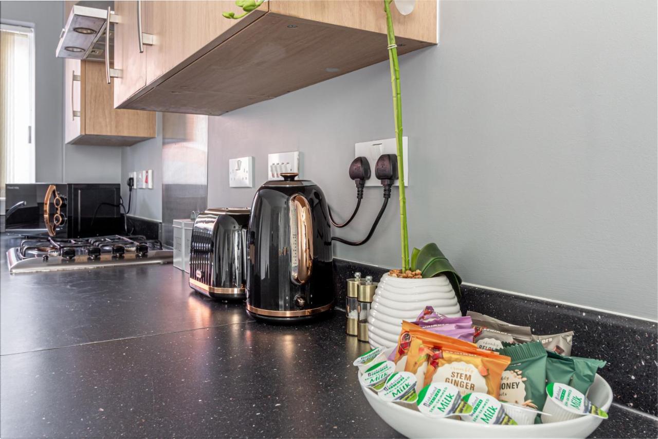 Liberty House - Perfect For Contractors - 2 Off-Road Parking Spaces Wolverhampton Exteriör bild