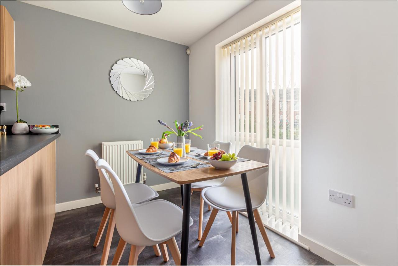 Liberty House - Perfect For Contractors - 2 Off-Road Parking Spaces Wolverhampton Exteriör bild